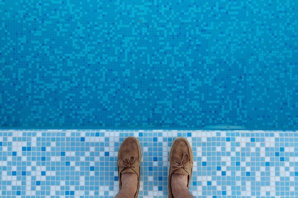 Quels sont les avantages d'une piscine en coque par rapport au béton ?